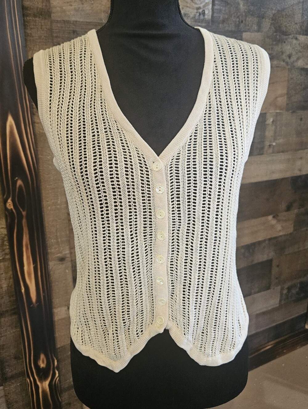 ANN TAYLOR 100% SILK BUTTON UP SLEEVELESS VEST STYLE SIZE SMALL CREAM COLOR